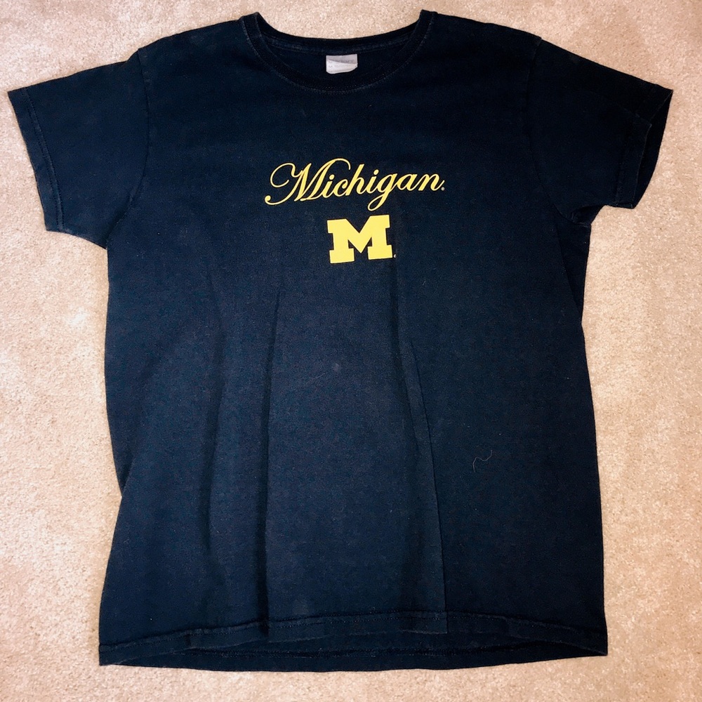 women’s short sleeve U of M shirt